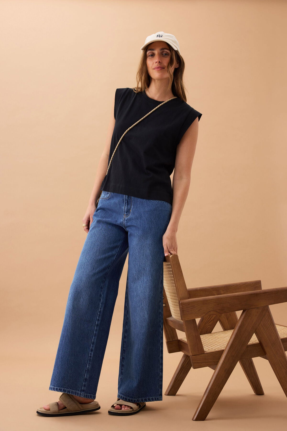 Extended Shoulder Tee | Black